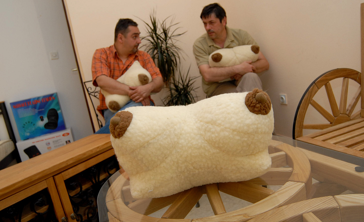 2010年5月10日,克罗地亚斯拉沃尼亚布罗德,一男子制作了一种以女性乳