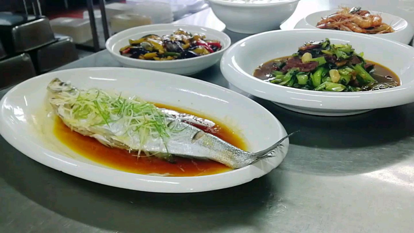 厨子老张在食堂给老板打工,100元安排有虾、鱼、牛肉,赚还是亏
