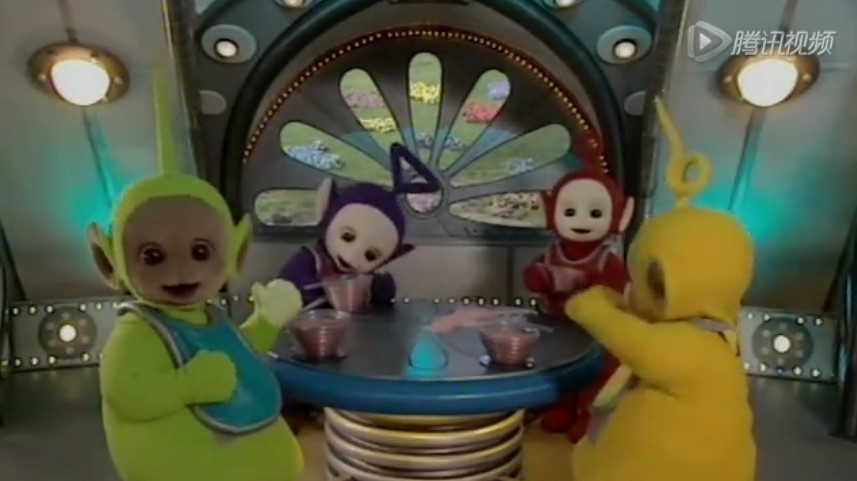 天线宝宝:天线宝宝们在喝奶昔,小波不小心把奶昔洒到了桌子上