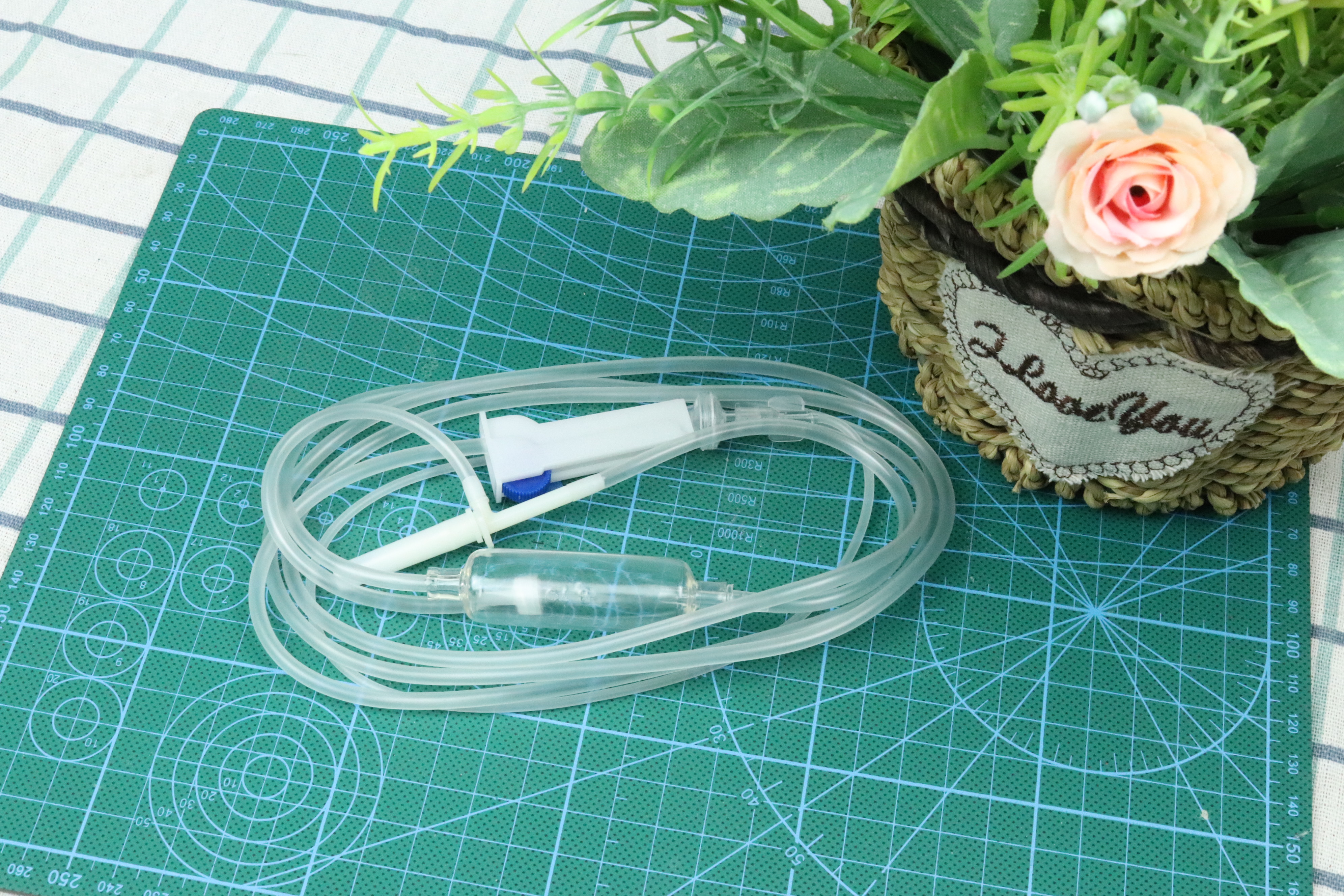 护士姐姐用输液管编了一只小鱼,小朋友一看,再也不怕打针了