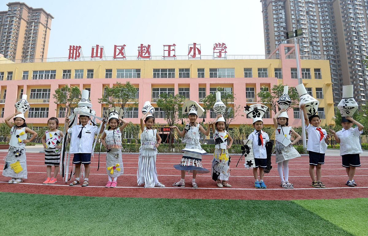 ***_***2017年6月12日,河北省邯郸市邯山区赵王小学开展"低碳环保时装