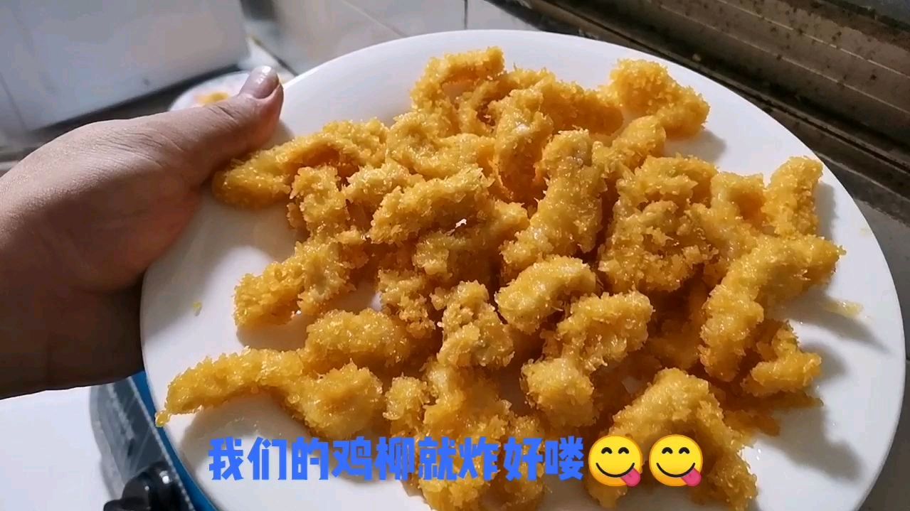 老表把鸡胸肉裹上鸡蛋液,撒上面包糠扔锅里一炸 隔壁小孩都馋哭了