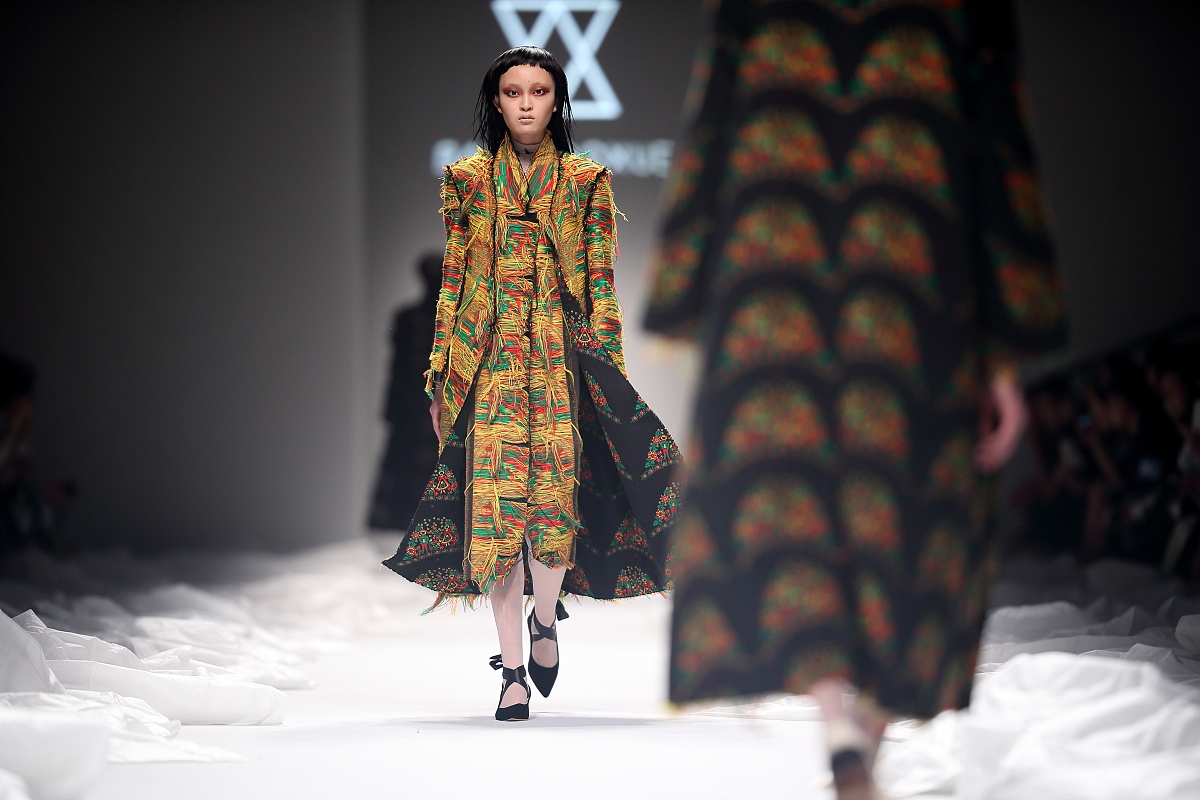 Maje 2023 秋冬系列：伦敦街头风潮，Lila Moss 演绎摩登女孩