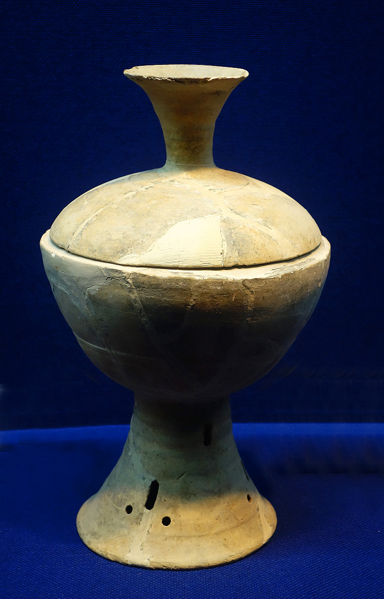 ***_***灰陶盖豆,新石器时代·大溪文化,2001年湖北京山油子岭出土,湖