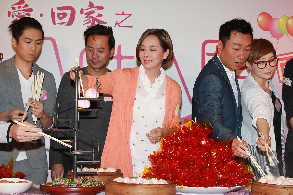 明星厨艺大比拼！《xxx》节目欢乐不断，精彩连连！