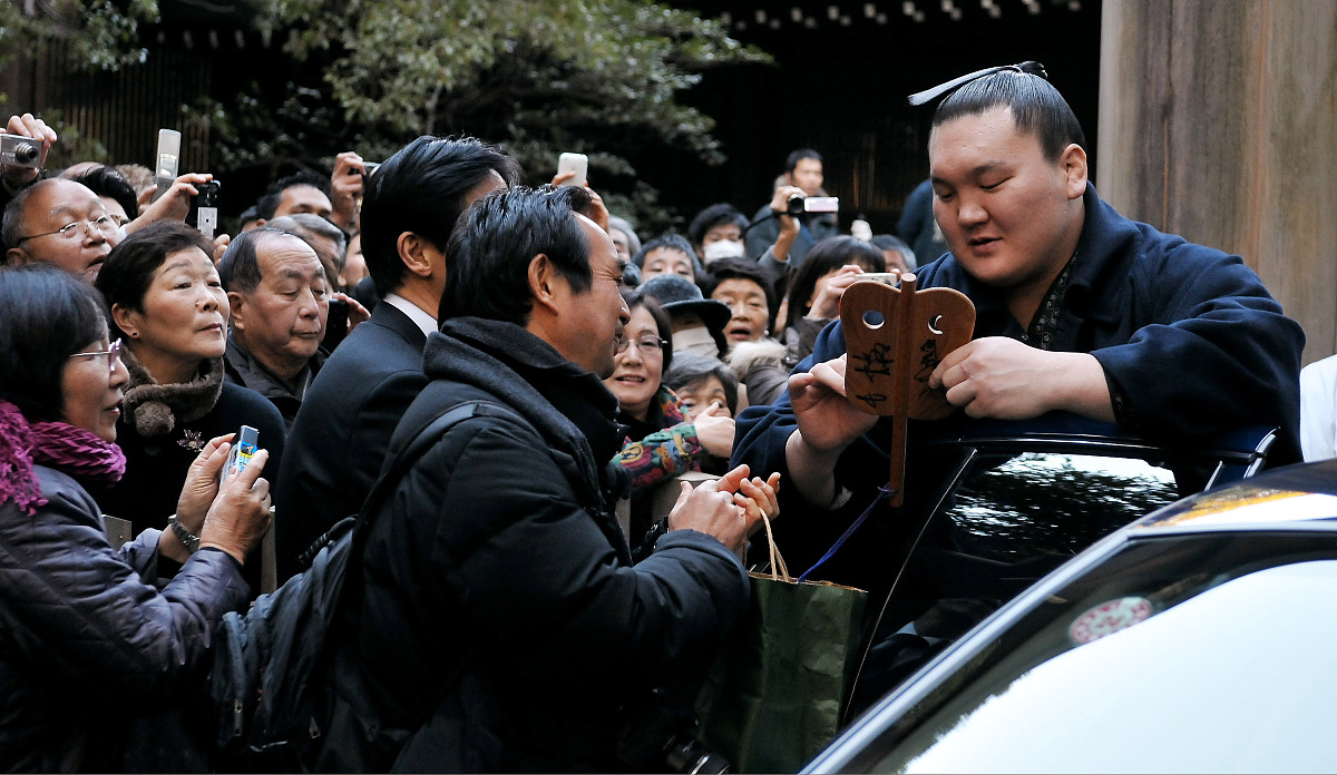 2012年1月6日,日本,来自蒙古的相扑冠军横纲力士白鹏在明治神社献祭过