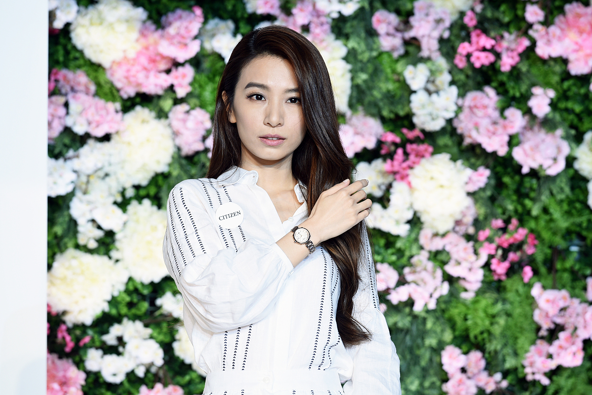 田馥甄梳大波浪卷发穿白蕾丝裙仙气飘飘  闻ella合约问题忙打太极"时