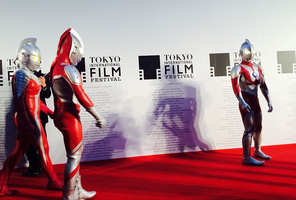 奥特曼：英雄的战斗，守护地球和平！