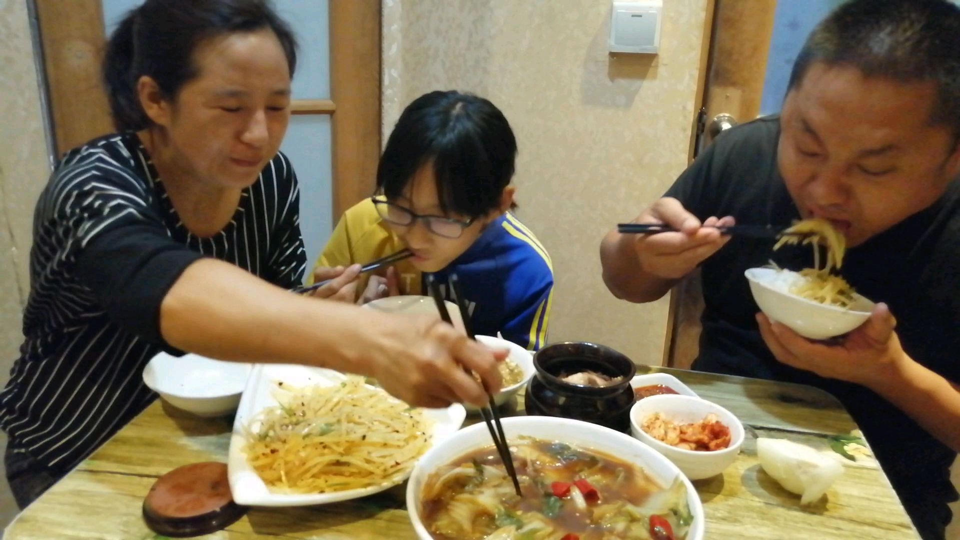 他蒸了一罐酱缸猪肉,一碗鸡蛋酱和两个素菜,农村大哥吃三碗饭
