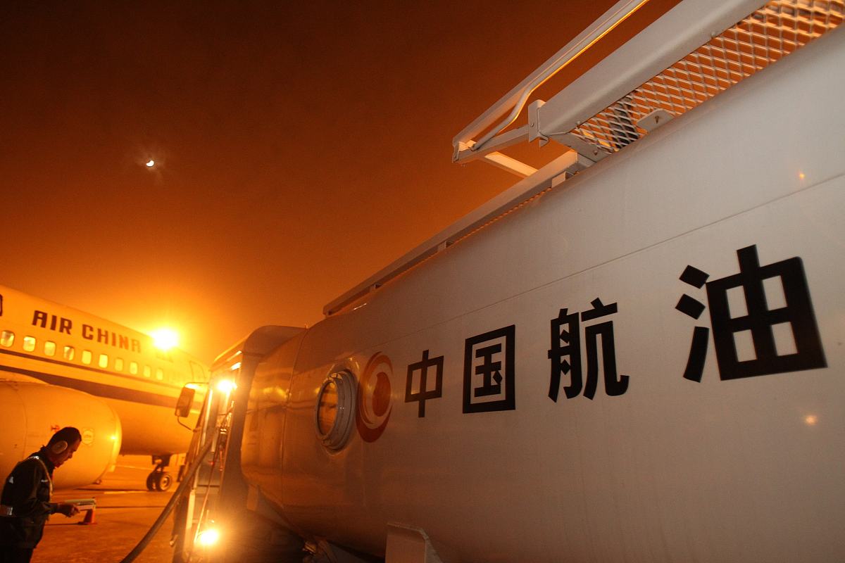 ***_***2011年10月31日晚,江苏南通兴东机场工作人员为中国国际航空公
