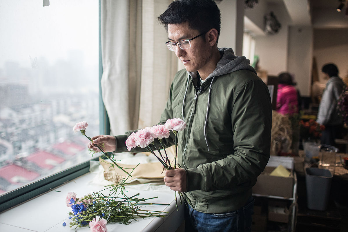 2019年3月2日,杭州,he在网上开了一家名为"植物图书馆"的花店,每一束