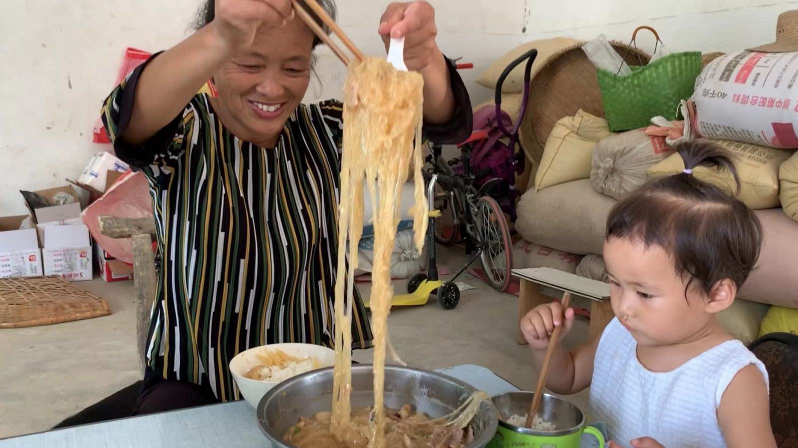 农村婷婷切1斤猪肉炖粉条,为啥婆婆不吃猪肉?粉条才是她的最爱