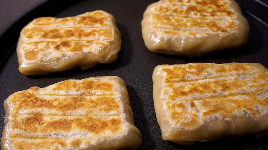 饺子皮不用包饺子了,试试这个新吃法,越嚼越香,吃一次忘不了