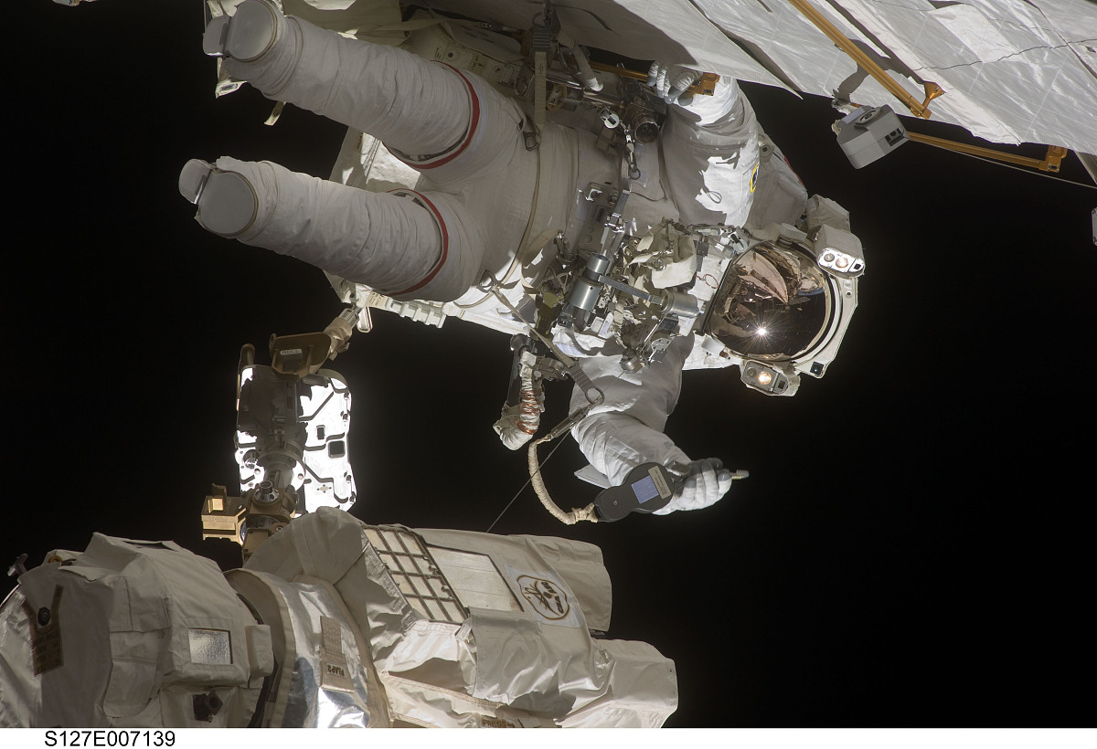 这张由美国宇航局(nasa)2009年7月21日公布的照片显示,美国"奋进"号航