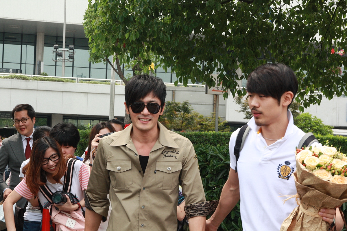 写一个林渝超与林渝超的爱情故事