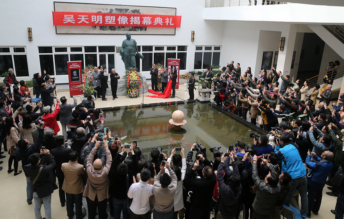 2015年4月9日,西安,吴天明塑像揭幕仪式在西部电影集团举行.***_***