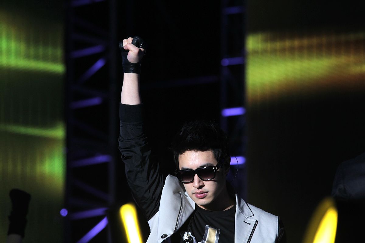 10月1日,歌手潘玮柏在南通音乐节上演唱歌曲.+++_+++南通首届音乐节