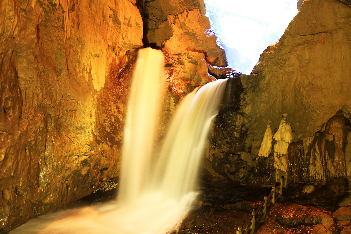 响彻天地近义词