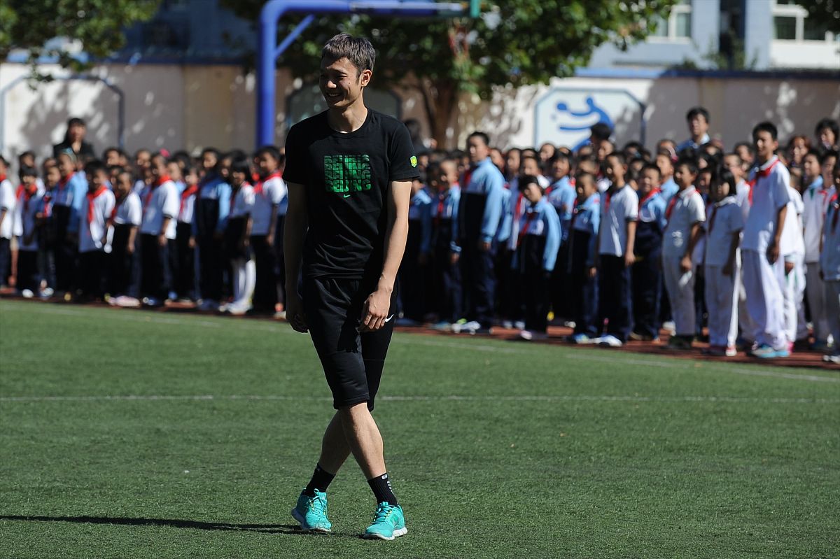 2014年9月15日,北京,国安球员走进平谷区第八小学与同学们一同踢球.**