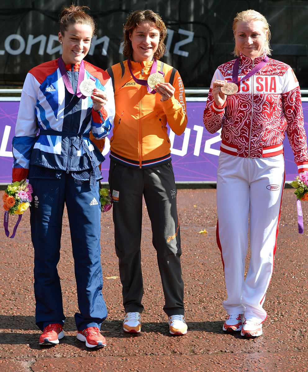 用美式英语写3条关于2PCS Outfits Mens And Womens Sports Tracksuits Long Sleeve Pullover Hoodies Sweatshirt And Sweatpants Fall Winter Suit产品的正面评论。内容附带评论标题评论单词数量小于40个单词。