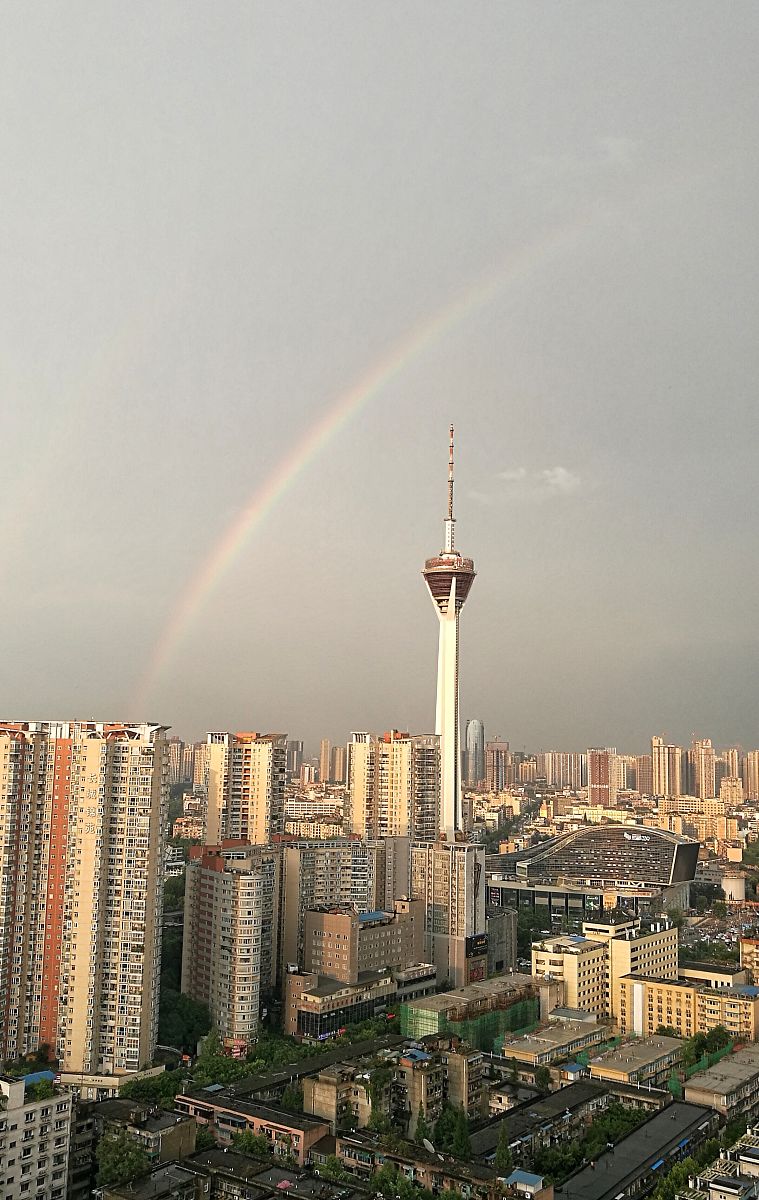 2017年7月13日,成都,大雨过后,出现一道彩虹.(如下载使用,请务必署名