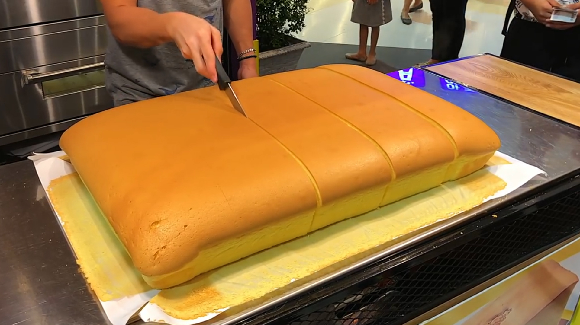 小伙卖“最细腻”蛋糕,一块就卖100块,切开口水忍不住!