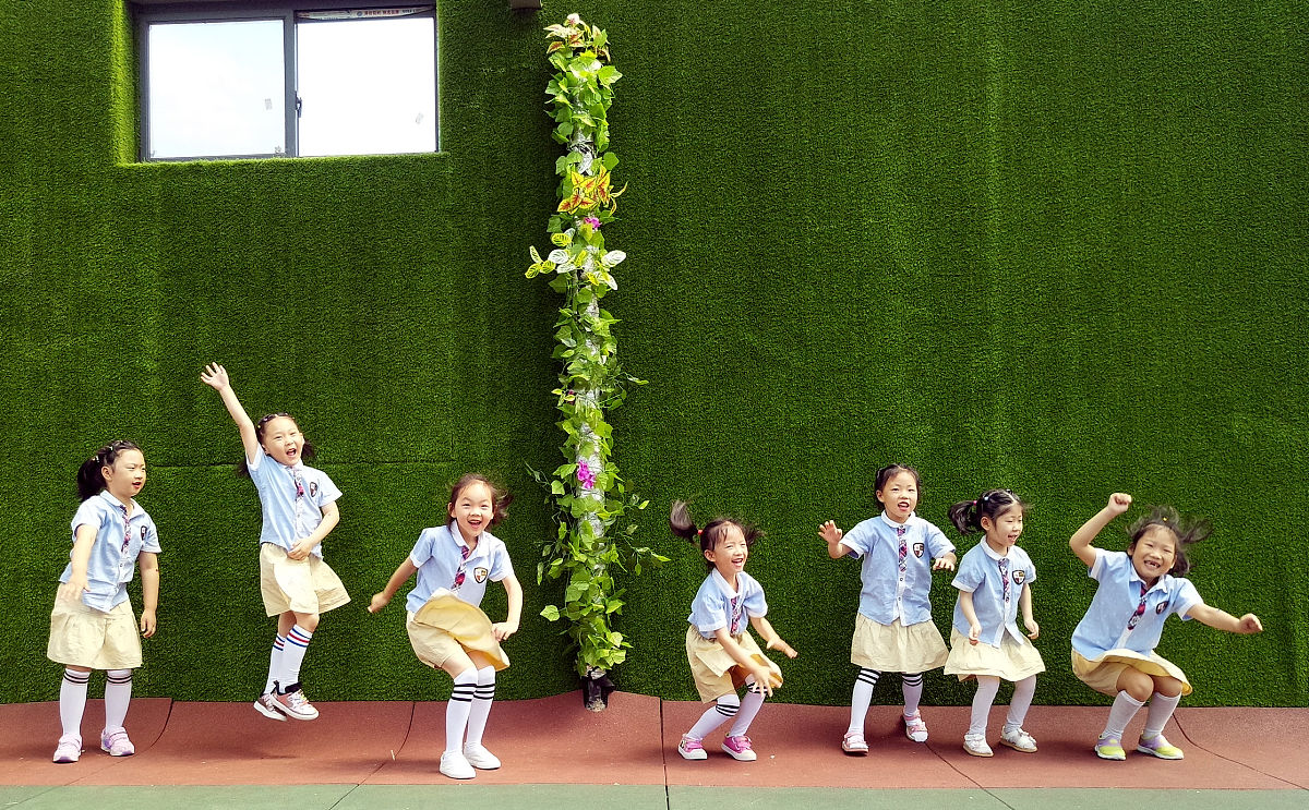 编写一段话主要内容宝宝幼儿园毕业了总结一下幼儿园生活展望一下小学生活