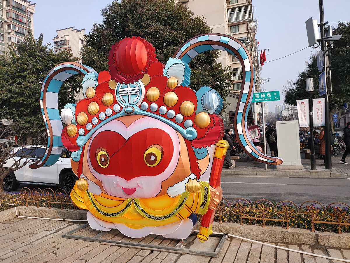 生肖猴的表现 用250字帮我描述