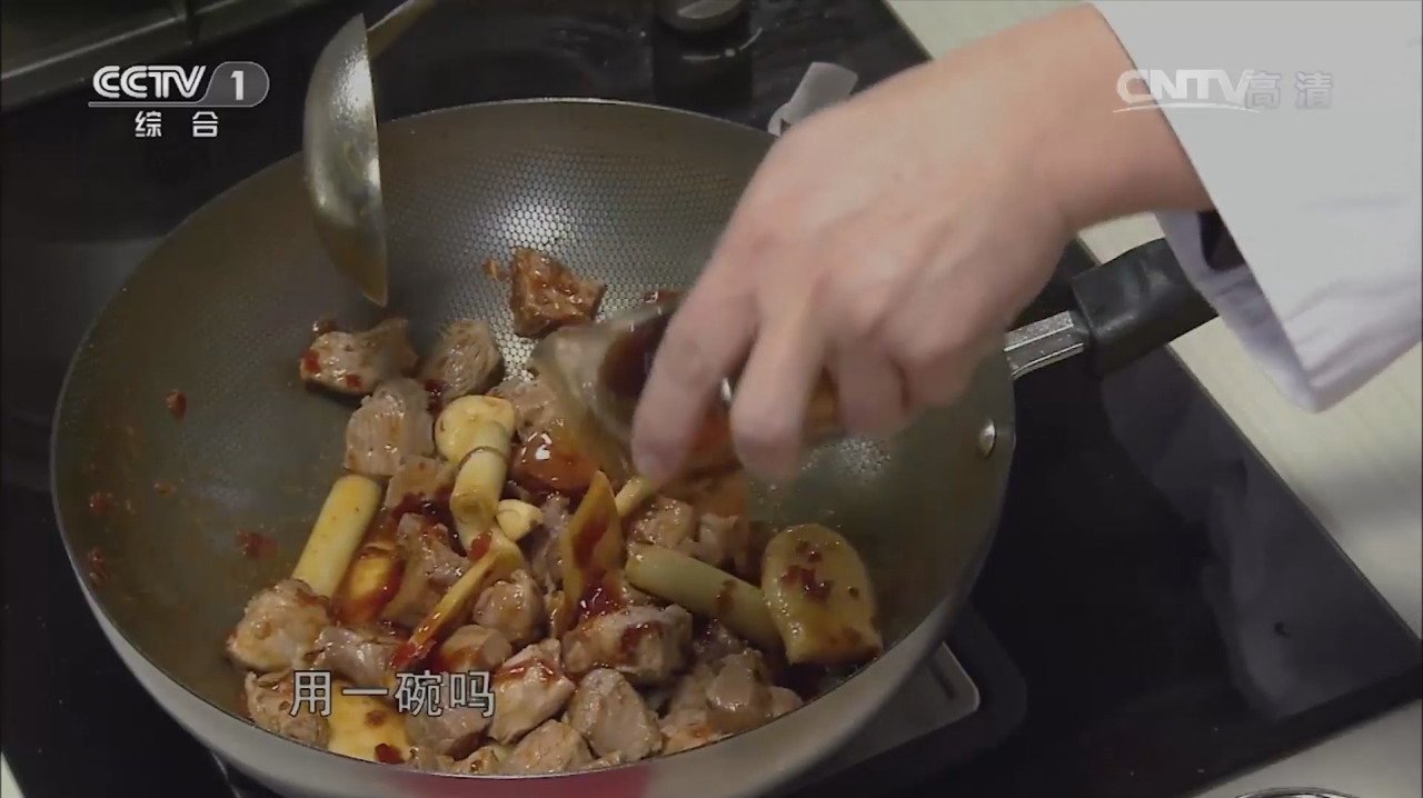 天天饮食:大厨教你做红焖羊肉,分享炒糖色妙招,做饭其实很简单