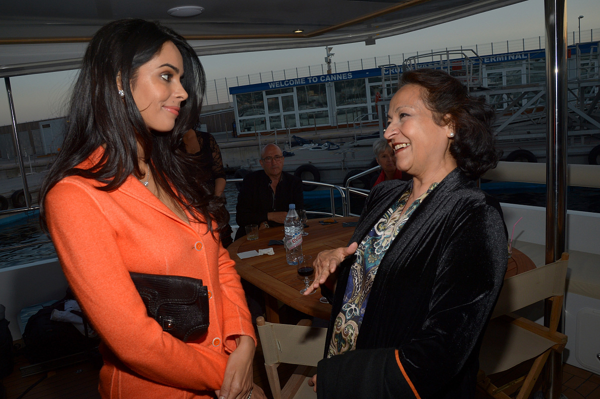 描述画面川普是我们村妇女主任工作踏实100字