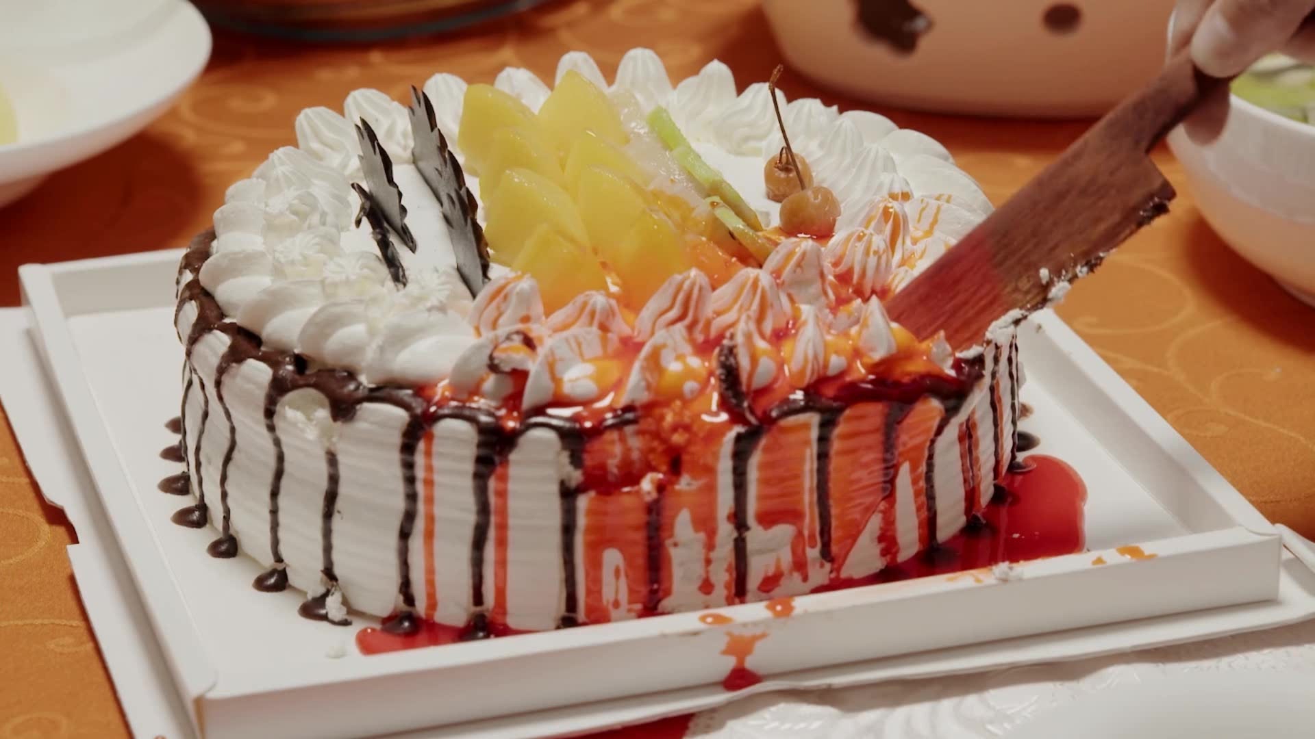 胆小者慎点!日本人口味太重,竟然吃带血的蛋糕,大叔彻底被吓坏