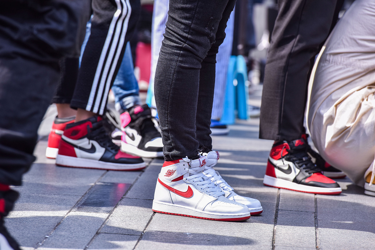 Air Jordan 1: 经典篮球鞋的设计与特点