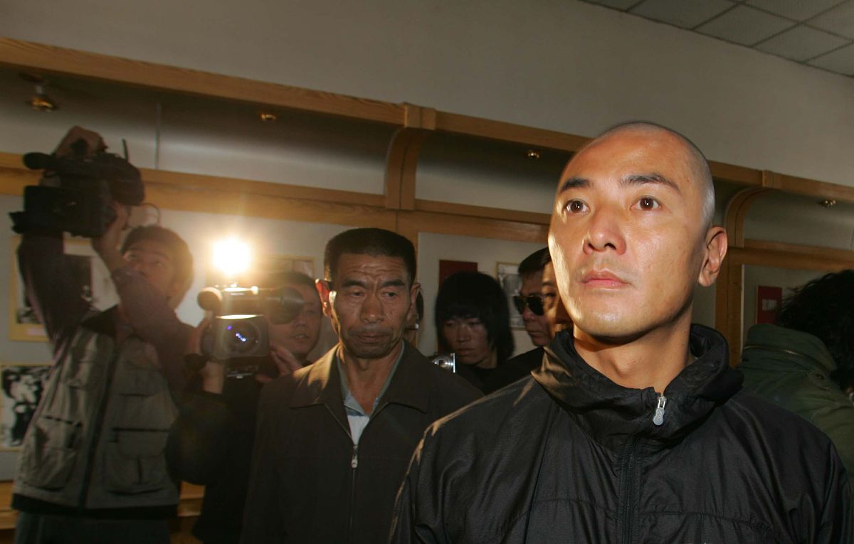 2006年11月2日,电视剧《大侠霍元甲》主创拜访霍元甲故居.郑伊健+++_+