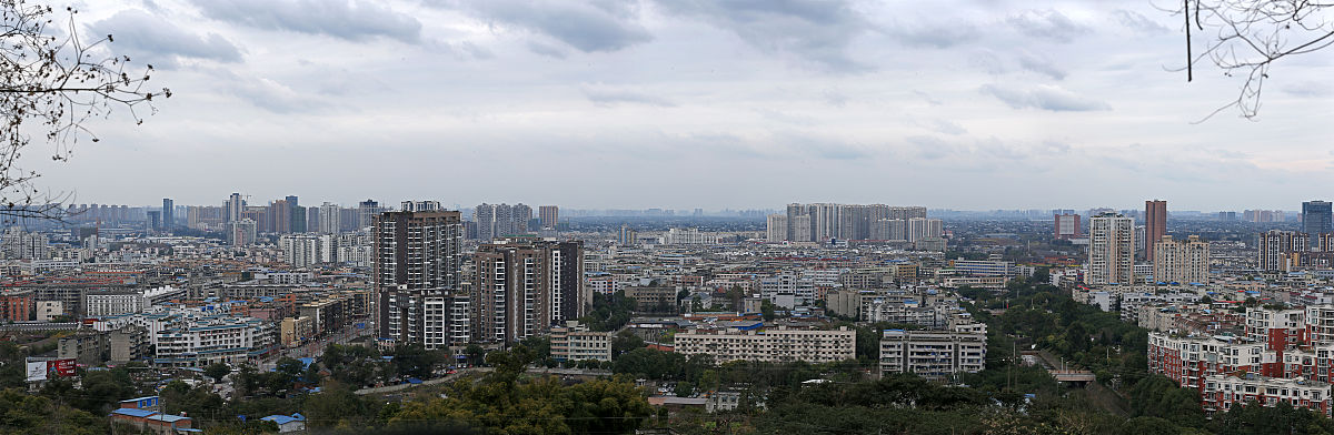 2017年3月13日,成都市空气能见度良好,在龙泉山上可以俯瞰龙泉城区以