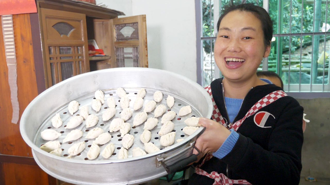 农村媳妇想吃饺子,用煮好的笋做馅,包两大盘,儿子却说没吃过瘾