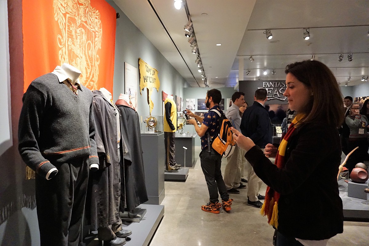 当地时间2016年12月7日,洛杉矶,《神奇动物在哪里》服装在华纳公司展