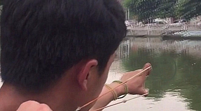 弹弓射鱼镖:中鱼了吗?看样子像有鱼了……