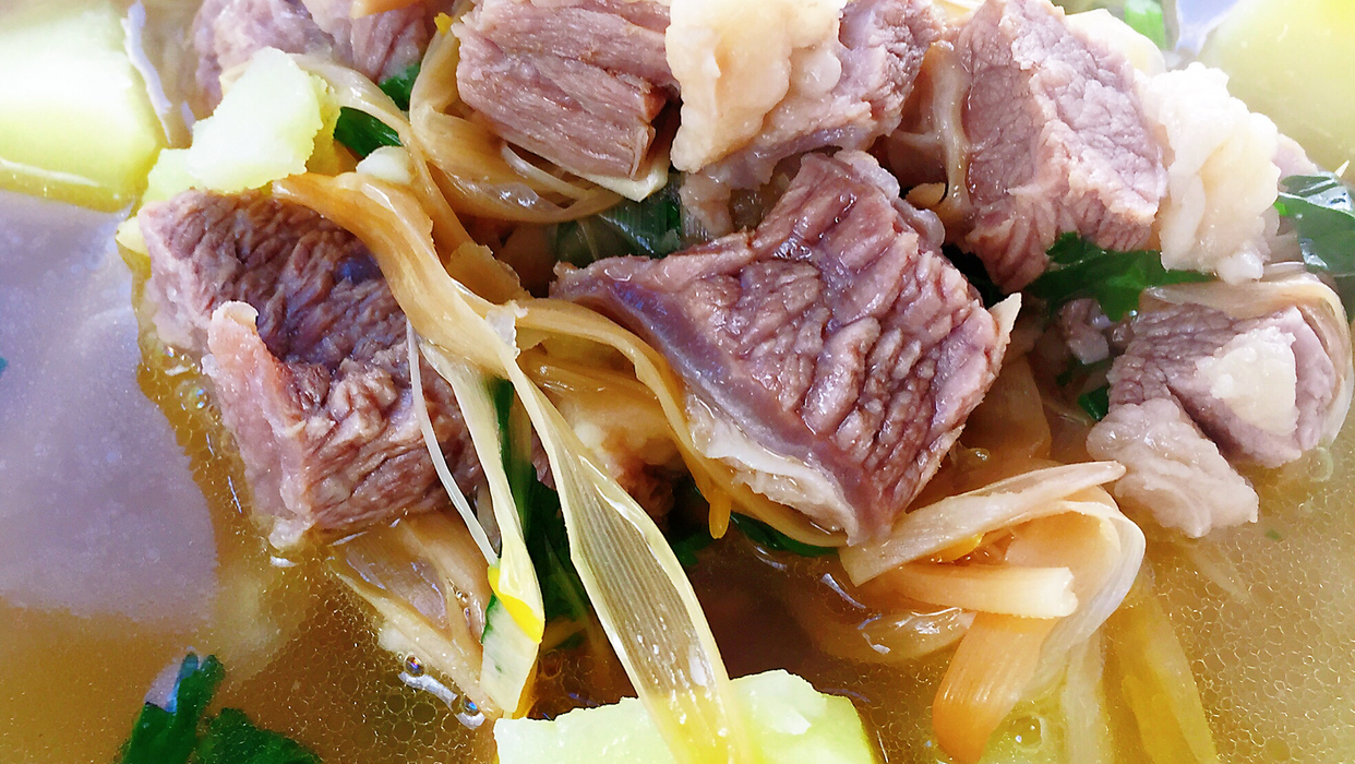 牛肉你怎么做?牛肉炖土豆再加上黄花菜可好吃了!