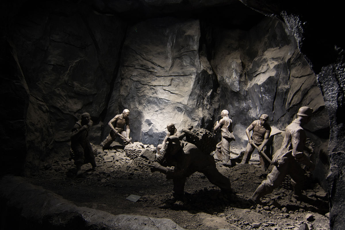 请从城市乌海的历史的发展进程、城市的经济发展变化、城市生产的变化、城市中人们生活上的变化、城市的美食、为什么会有这样的美食、美食背后蕴含了什么历史、美食的特色、以及在乌海生活的人们生活的变化人民富足水平的程度是多少、在乌海有哪些东西有艺术价值、有什么是有艺术造诣的东西、电影《乌海》为什么选择乌海进行拍摄等问题写一篇5000字的广播节目创作报告