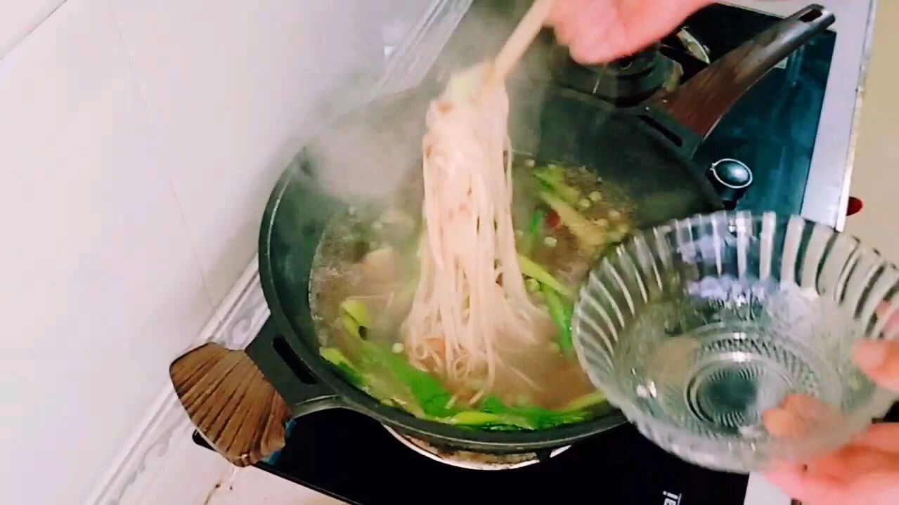 炝锅肉丝面,好吃美味,面条筋道,在家也可以做出饭店里的味道