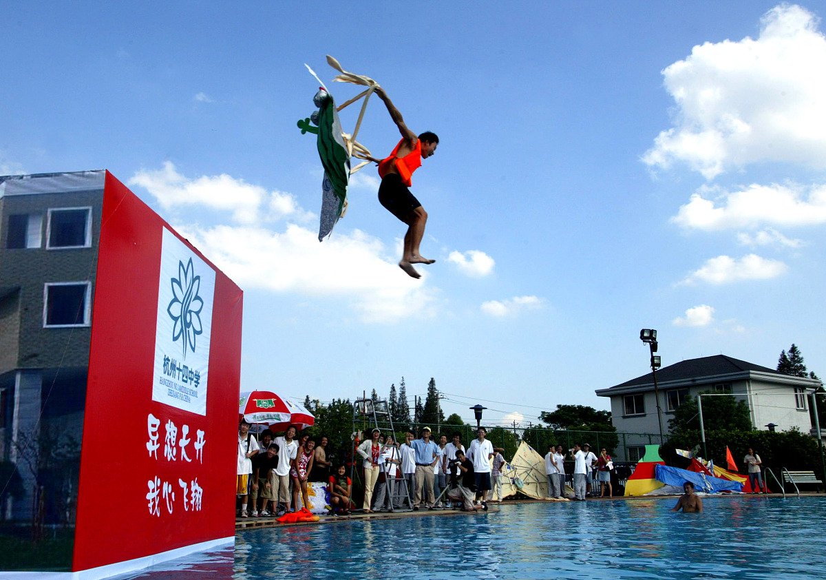 写一首表达悲伤情绪的中文古典歌曲歌曲表达的主题为坚持歌词结构为verse1、verse2、Pre-Chorus、chorus1、chorus2、verse3、verse4、chorus3、Bridge、chorus4并确保chorus1、chorus2、chorus3、chorus4歌词不重复每段歌词结尾使用中文aiwai类似发音的韵脚押韵歌曲主题、歌曲名、歌词与上一次创作有差别。