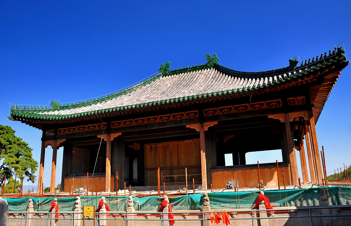 以下这段话用另一种方式表达：为保证下道工序的尽快插入对基础设备、挖土设备、吊装设备、钢结构临时支架以及部分临建设施等制定的最迟退场或拆除期限。为保证此项计划应根据设备的技术指标编制细致可行的退场拆除方案在现场内提前创造条件。