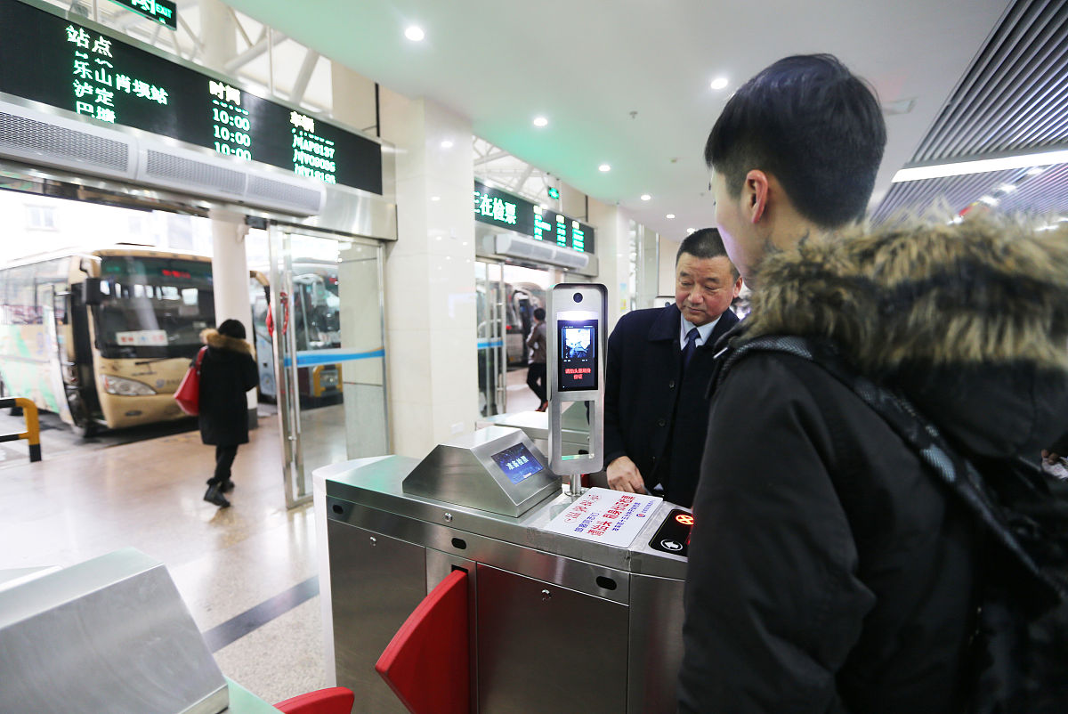 从感知质量方面论述城市轨道交通客运服务质量影响因素分析写成一段话不少于500字。