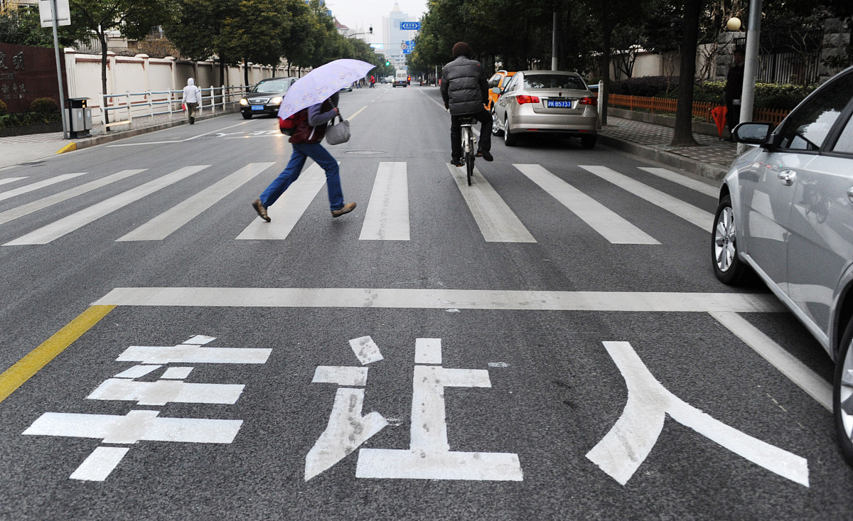 ***_***2012年02月20日,上海,杨浦区国定路特定路段的斑马线前,漆画了
