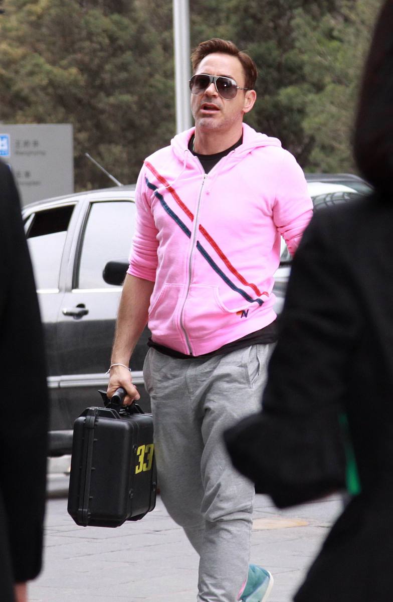 如果你是影评人士请就电影《钢铁侠3》写出一份解说文案通俗易懂字数要求3500字左右