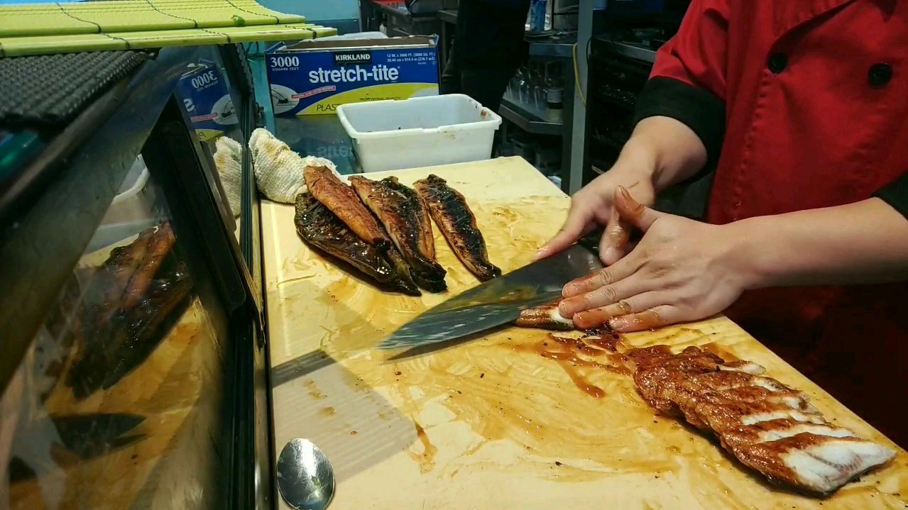 鳗鱼刺身从切割到制作成寿司的全过程