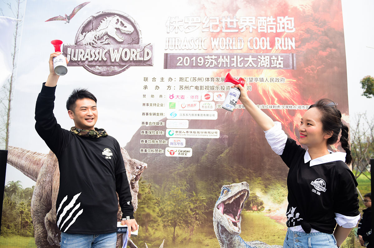 品牌发布会新闻稿 两位嘉宾致辞剪彩签字战略合作伙伴创始人致辞品牌介绍湖上T台秀伴随着森林空镜视频和自然舒缓的音乐开始进入森林系列孩子们穿着溯溪装备、森林徒步装备一一登场羽绒外套、连帽卫衣等温暖单品衬托出孩童天真个性的同时穿着自在舒适在户外探索中起到保护的作用。山河森海探索无边界。