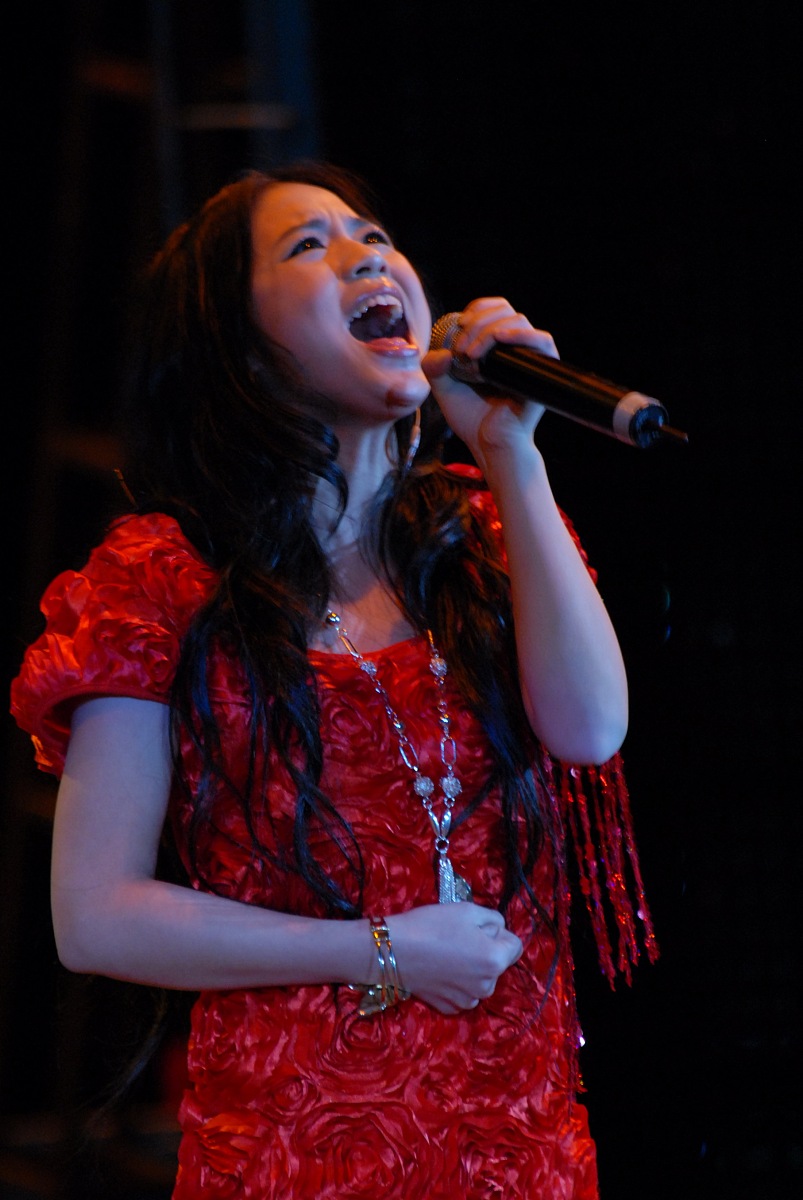 2009年12月19日,广州,快乐女生前十名在广州举行演唱会.***_***黄英  