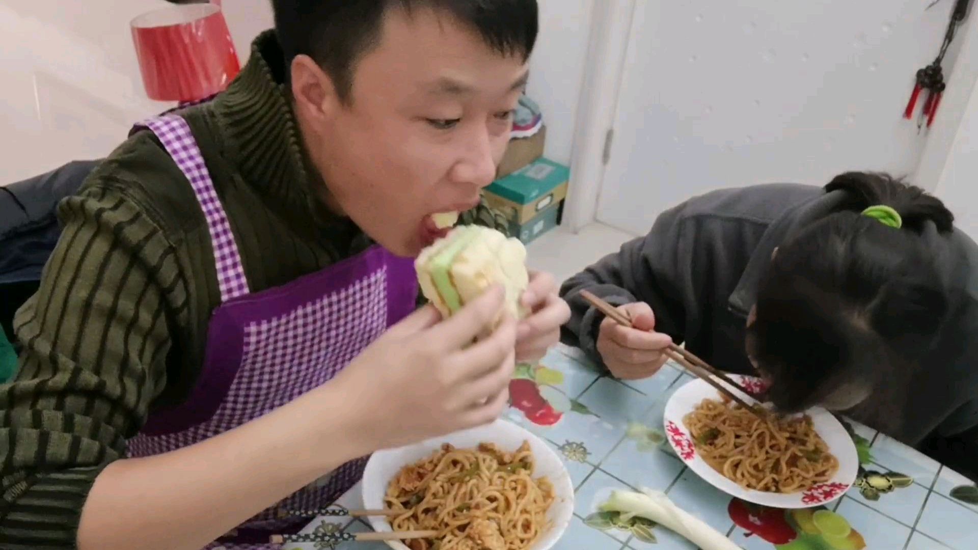 饭前必须有甜点 炒面的秘密 就是全家人一起吃
