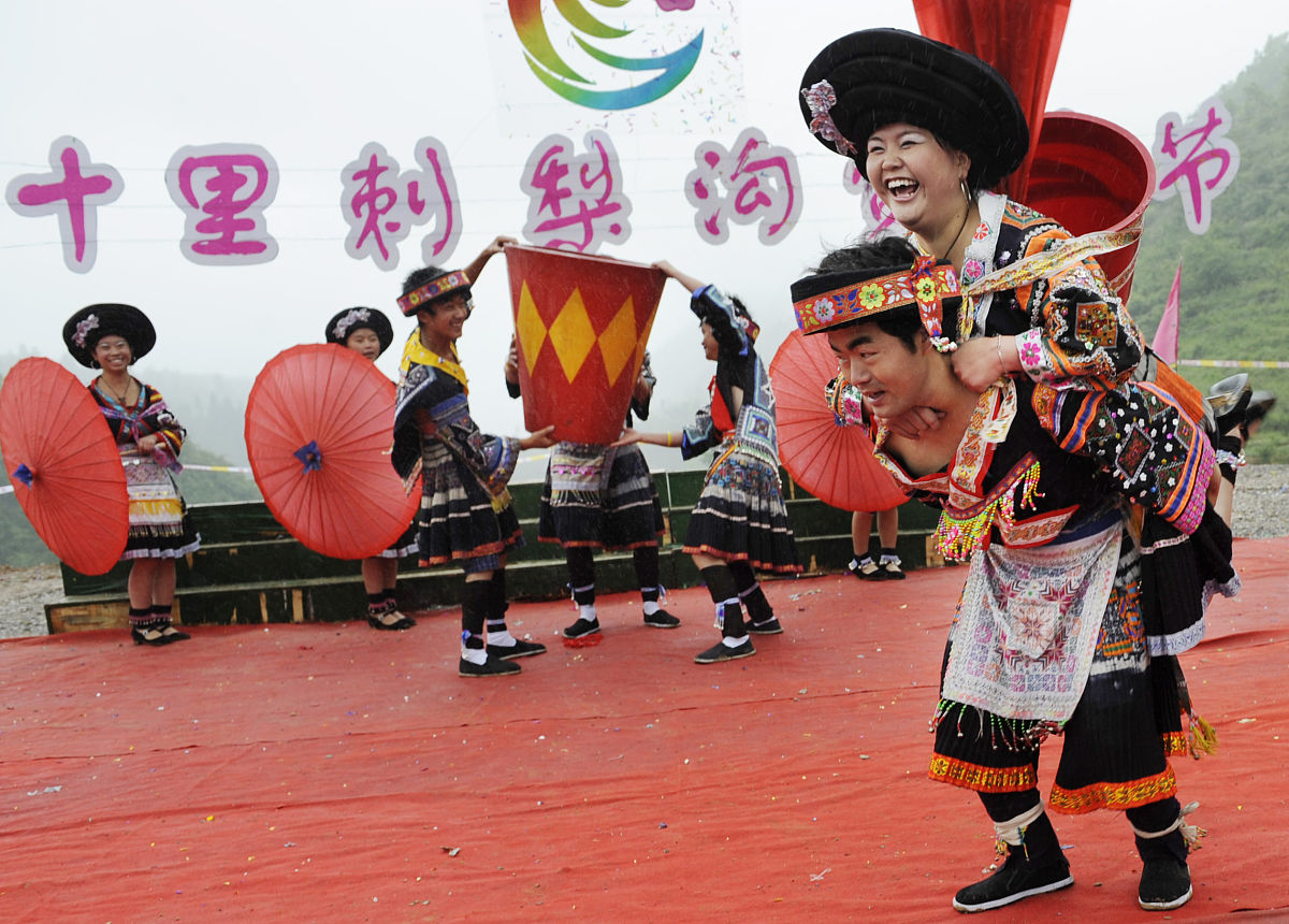 2009年5月29日,贵州省龙里县谷脚镇茶香村举办刺梨花赏花旅游节.苗族